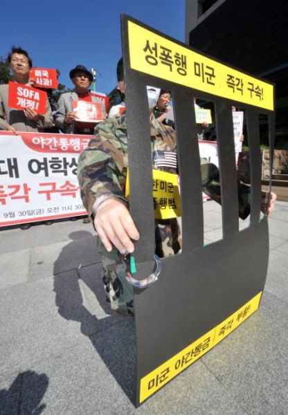 韩民间团体集会抗议驻韩美军强奸韩女学生。