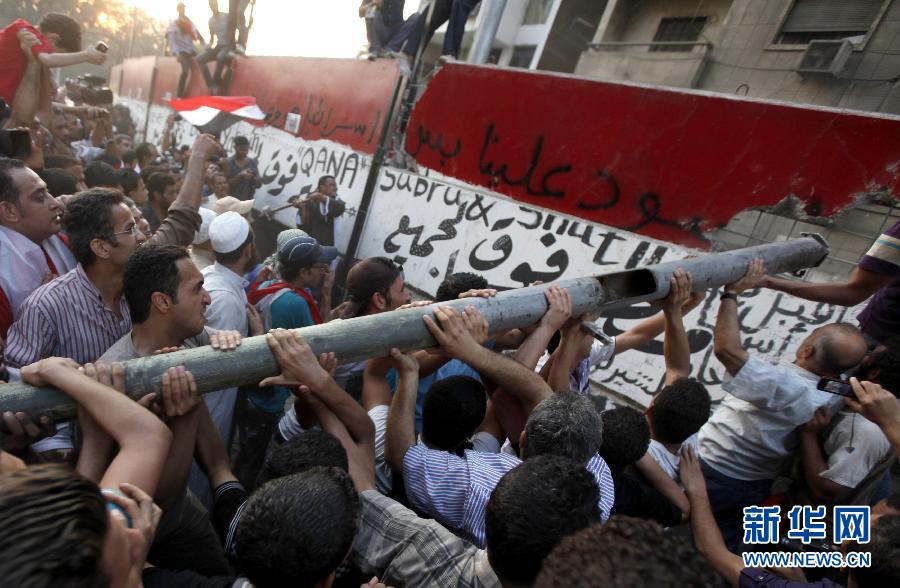 埃及抗议者冲进以色列大使馆 取下以色列国旗(组图)