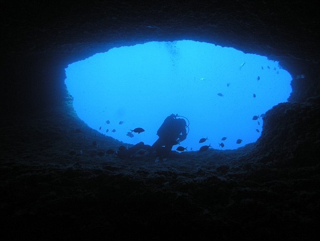探访地球上最为壮观的海洞：海浪的精心雕琢之作(组图)