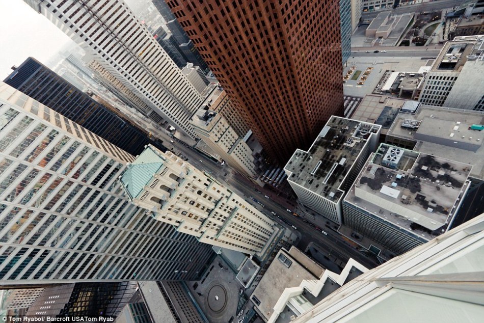 惊险异常的楼顶摄影：镜头记录高楼壮观景象(组图)
