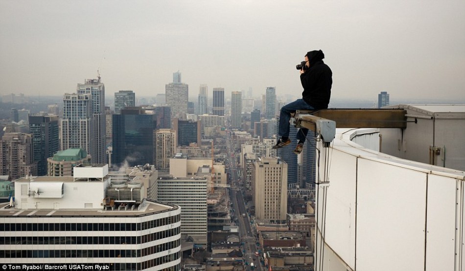 惊险异常的楼顶摄影：镜头记录高楼壮观景象(组图)
