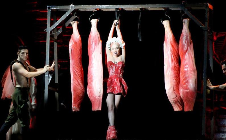 Lady Gaga巡演上演换装秀 遭半裸舞伴扒衣服(组图)