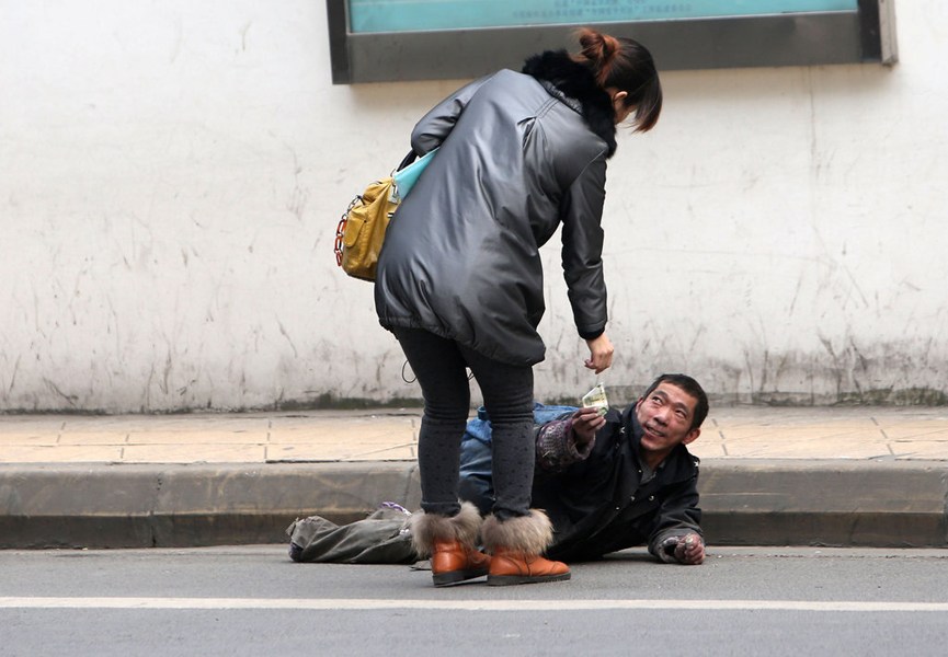 四川成都:记者拍下一男子伪装残疾行乞全过程(高清组图)