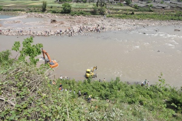 一辆载满军人的地震救援车辆翻下悬崖 只救起数人(多图)