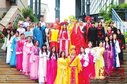 大学毕业生穿中国历代服装照“上下五千年”合影(组图)