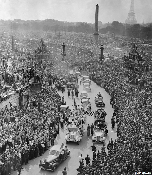 1944年8月26日，巴黎人走上街头，向戴高乐欢呼致意