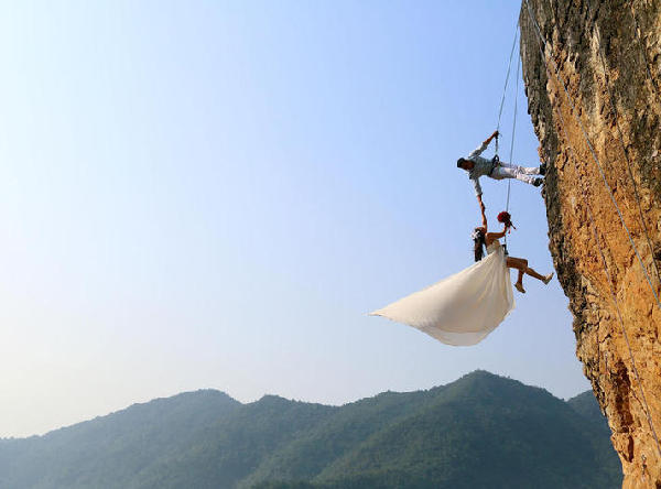 浙江攀岩爱好者带老婆爬到悬崖上拍婚纱照