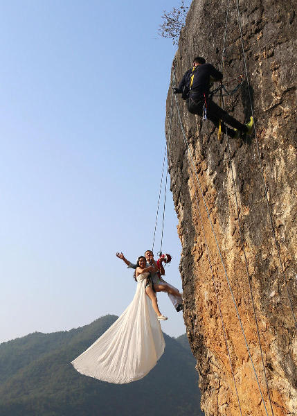 浙江攀岩爱好者带老婆爬到悬崖上拍婚纱照