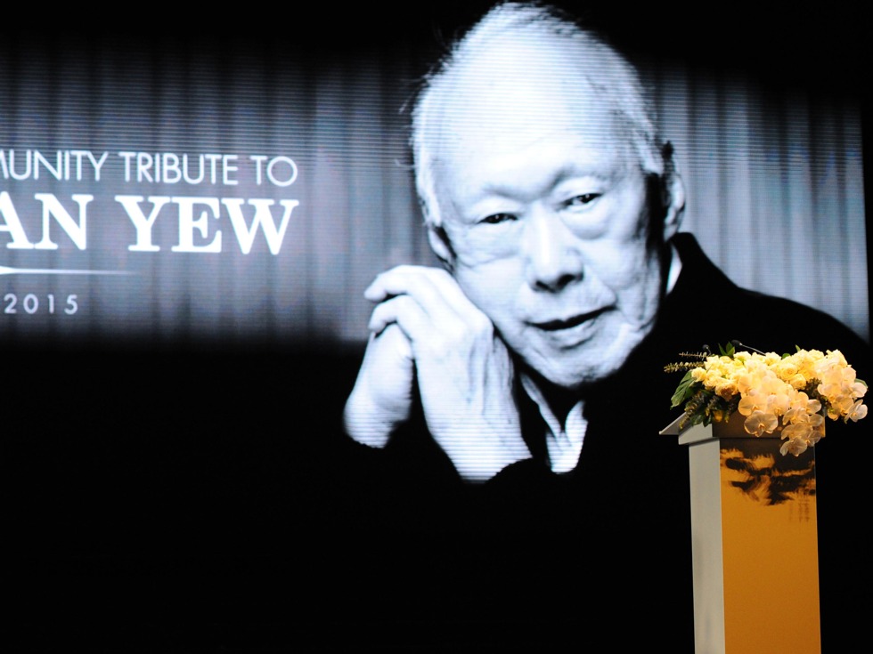 当地时间3月29日，来自23个国家的政要，以及以及11位李光耀的多年好友出席出席了在新加坡国立大学文化中心举行的国葬仪式，以示哀思。
