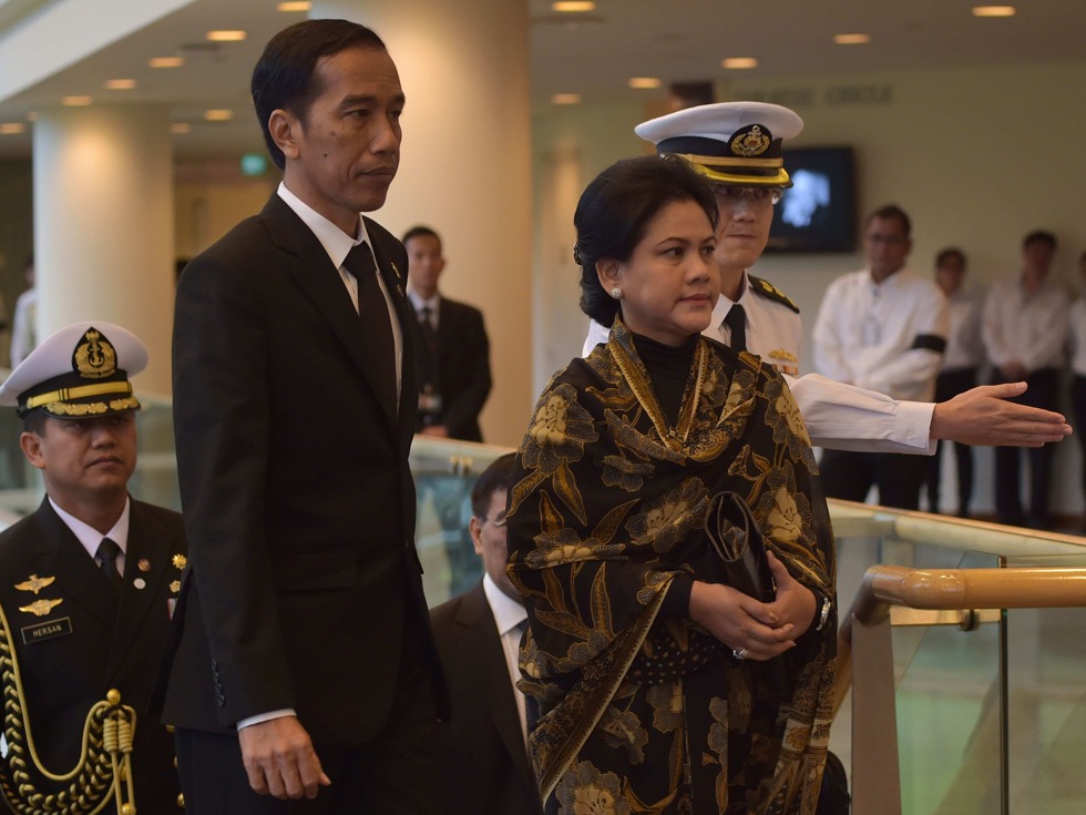 印尼总统佐科（Joko Widodo）偕妻子抵达新加坡国立大学出席李光耀葬礼。