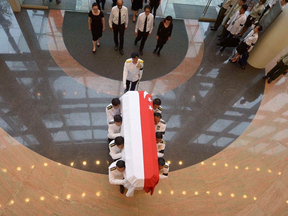 李光耀灵柩抵达国大文化中心，新加坡交响乐团在水蓝的指挥下，演奏了萨姆尔巴勃的&ldquo;弦乐柔板&rdquo;（Adagio for Strings），包括新加坡总理李显龙在内的10人宣读悼词。