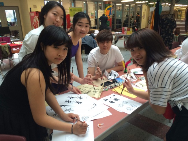 华裔学生现场展示毛笔书写。 （记者费诗明／摄影）