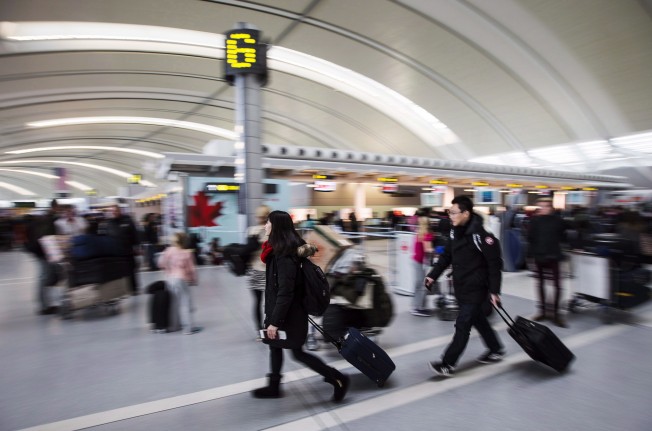 加航昨天開始在多倫多皮爾遜國際機場嚴格檢查旅客隨身行李。（加通社）