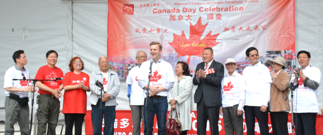 多伦多市议员周凯捷（中）与华人社团主要代表、嘉宾们参加游行开幕式。 （记者谢君/摄影）