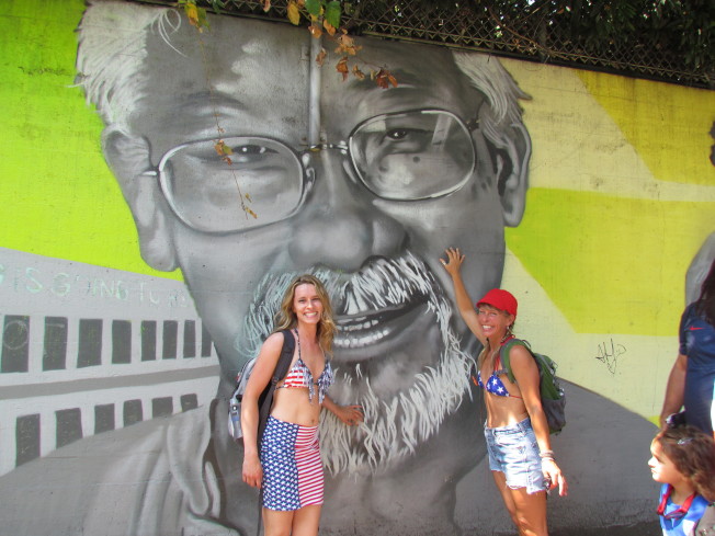来自美国贝灵汉的艾美和阿茹拉，特意在日裔加人大卫铃木的壁画前留影。 （记者张欣婷／摄影）