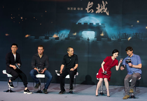 周四，张艺谋导演的《长城》新闻发布会上，中国女演员景甜（右二）和佩德罗·帕斯卡（最右）自拍。中国香港演员刘德华（左一）、美国演员马特·达蒙（左二）均参与了该片演出。