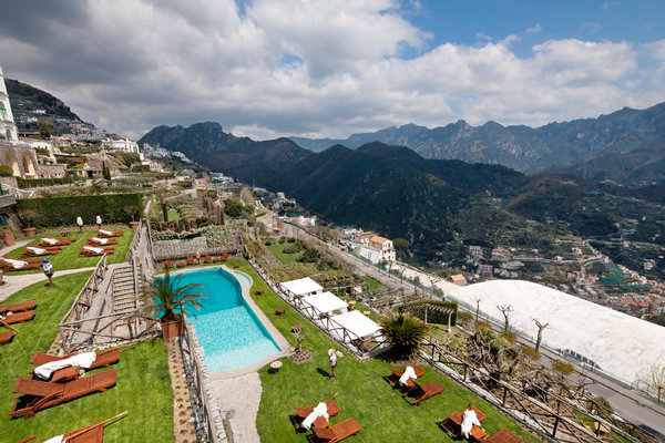 拉韦洛Palazzo Avino酒店的游泳池和花园。