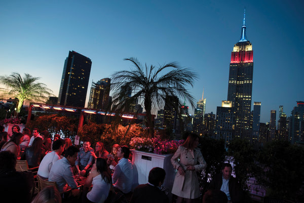 周六晚间，曼哈顿第五大道230号楼顶上的酒吧人头攒动。