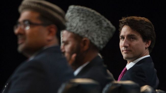 杜鲁多（右）表示一旦当选将废除「加强加拿大公民制度法案」。 （CBC）