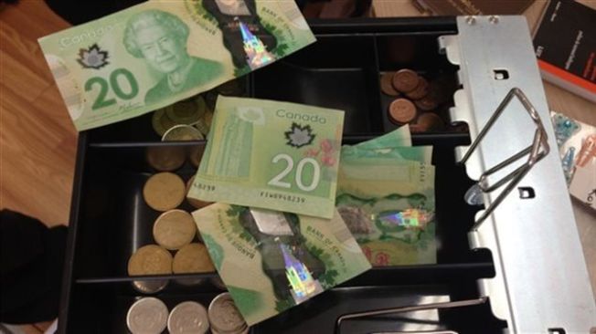 魁北克加斯佩居民把纸钞剪半使用，并称这种特殊货币为半钞。 （CBC）
