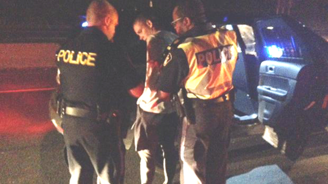 男子欲驾车穿过事故现场禁行区，被警方逮捕。 （CP24）