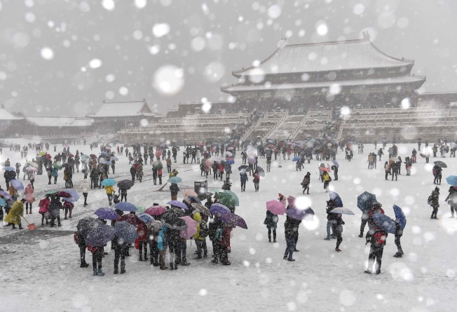 游客冒雪游览故宫。 （新华社）