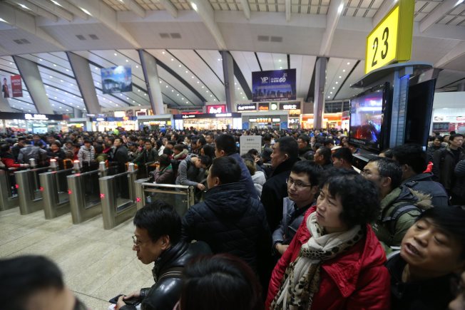 华北地区22日普降中到大雪，图为乘客在北京南站候车。 （新华社）