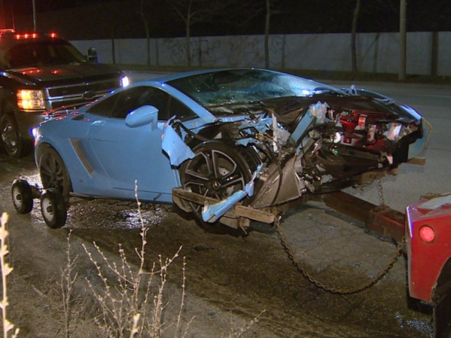 圖為車頭遭撞毀的藍寶堅尼。（CBC）
