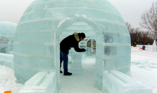 Andy Zhao自2009年起就在冰雕展工作。（CBC）