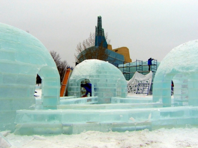 温尼辟冰雕展有许多大型冰雕作品。（CBC）