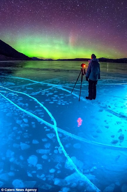 David Swindler在冰湖上捕捉极光美景。（取材自英国每日邮报）