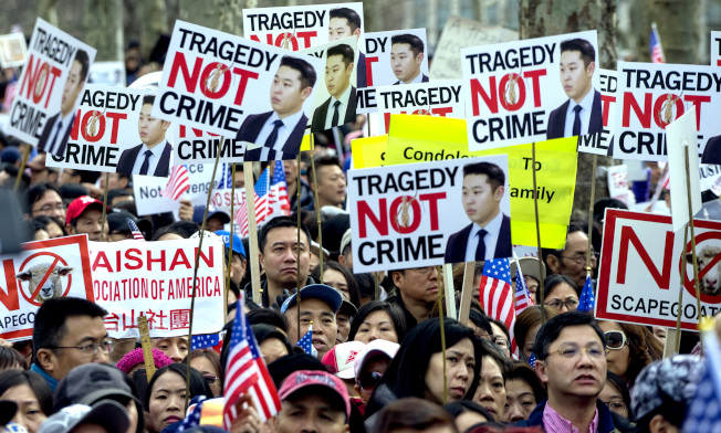 今年2月20日上万华人在全美抗议，认为前警员梁彼得遭到司法不公平对待。图为在纽约市示威抗议的华人。(美联社)
