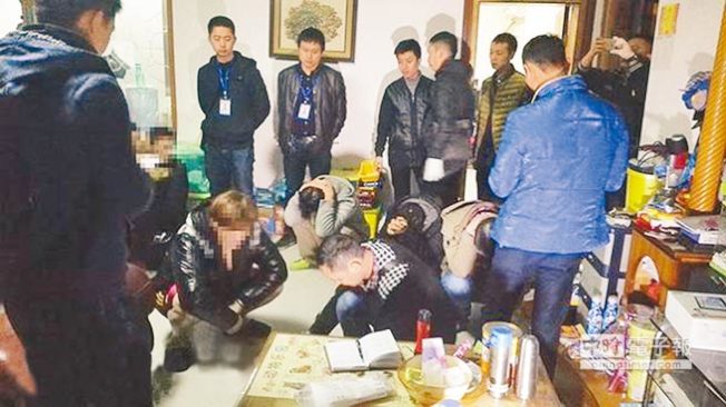 贵州警方破获特大电信诈骗案，共逮捕62名嫌犯，其中10名主嫌为台湾人。图为专案小组在湖南逮捕嫌犯的现场。（取自人民网）