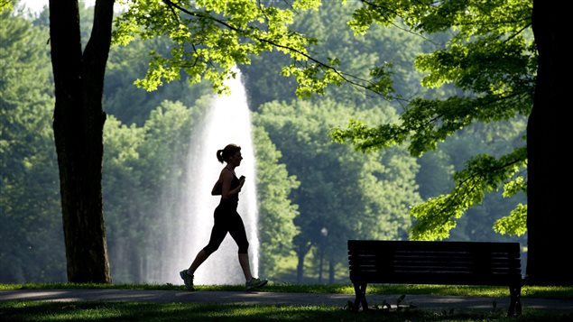 一名女子在蒙特利尔公园跑步