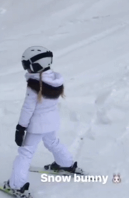 小贝全家加拿大滑雪亲密抱女儿，小七滑雪有模有样不忘卖萌gif