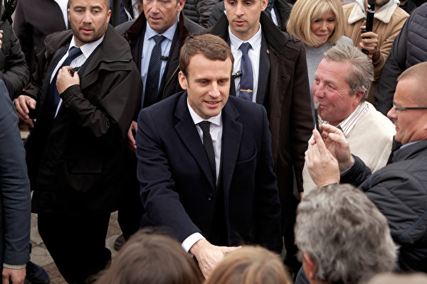 4月23日，法国总统候选人马克龙在投票站。(Sylvain Lefevre/Getty Images)