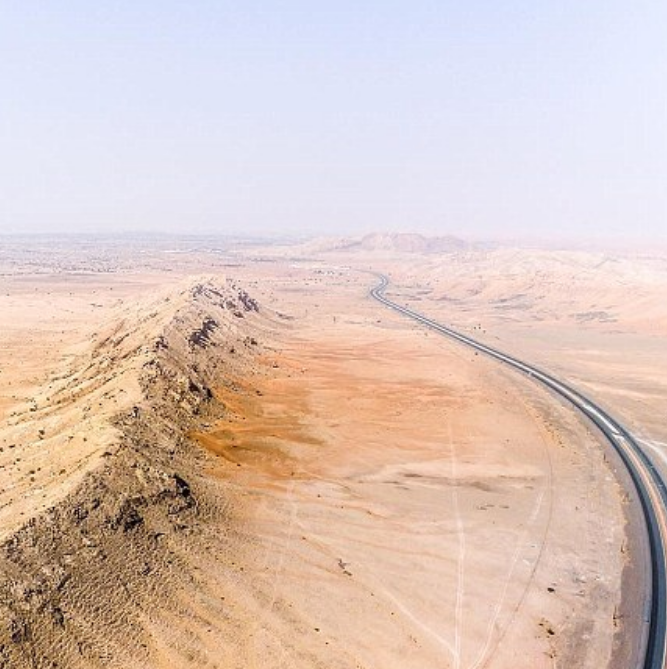 从高空望下去，迪拜的高速公路在沙漠中蜿蜒，周围一棵树没有。
