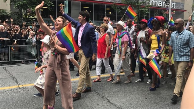 特鲁多与夫人索菲参加多伦多同性恋大游行