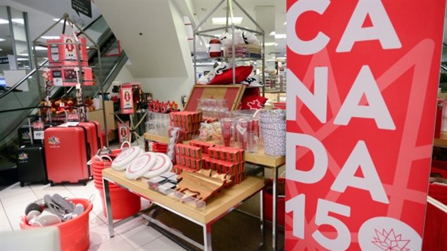 商店里琳琅满目的商品包装使用加拿大国庆标记