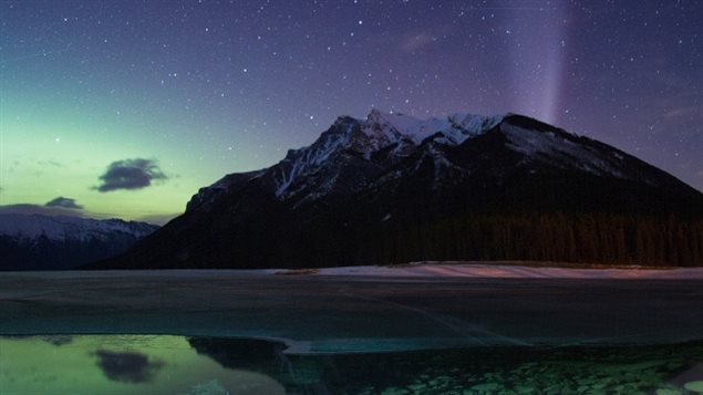 湖边拍摄的北极光夜景