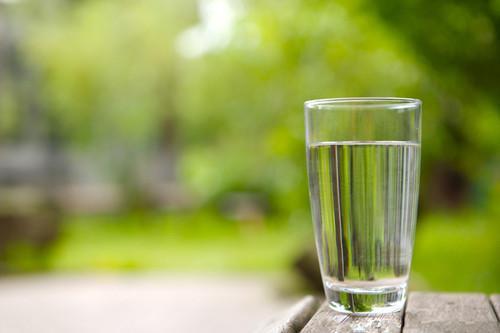 说起肾结石，医生都说要多喝水，但到底应该喝多少水？喝什么水？