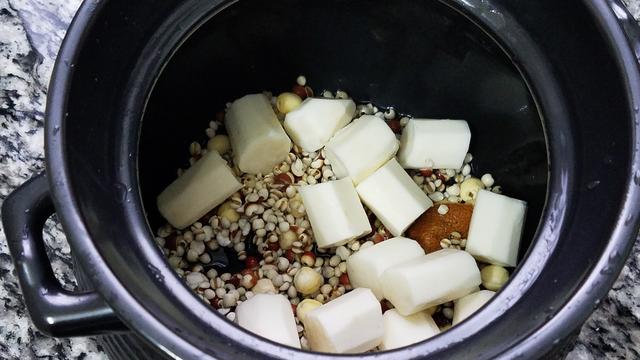 这道广东祛湿汤要常给家人做，营养好喝又祛湿，做法跟材料很简单