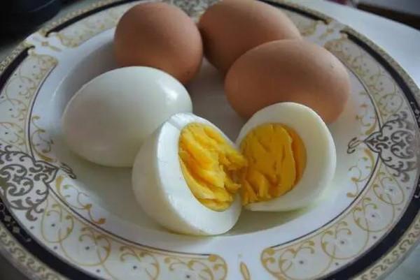 水煮鸡蛋时，不要直接下锅，多加这几步，煮出的鸡蛋香嫩不粘壳