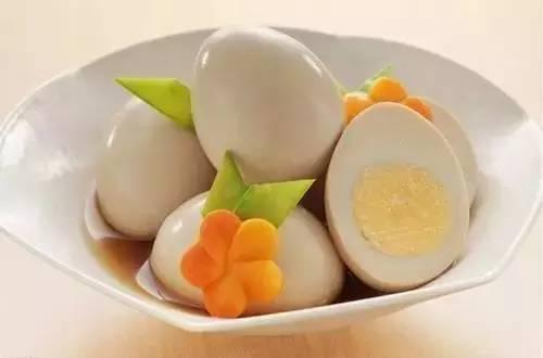水煮鸡蛋时，不要直接下锅，多加这几步，煮出的鸡蛋香嫩不粘壳