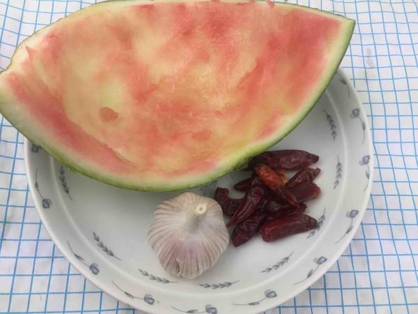 夏天西瓜这菜是“死敌”，坚决不能一起吃，这样吃利尿又解渴