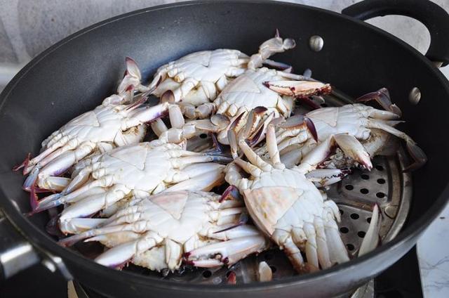 蒸螃蟹需要多长时间? 饭店大厨教你一招, 螃蟹肉质鲜嫩蟹黄流油！