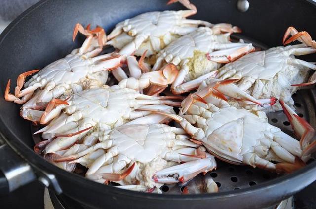蒸螃蟹需要多长时间? 饭店大厨教你一招, 螃蟹肉质鲜嫩蟹黄流油！