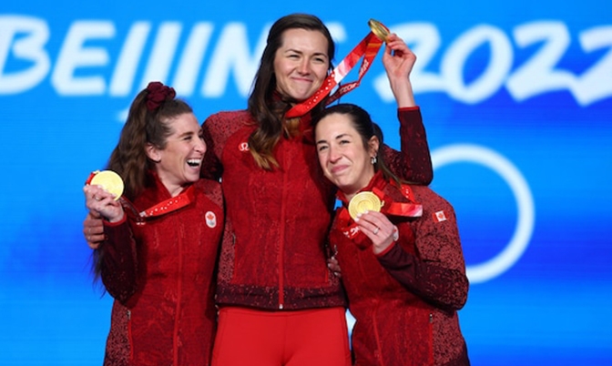 加拿大三位选手获冬奥速滑团体追逐赛金牌